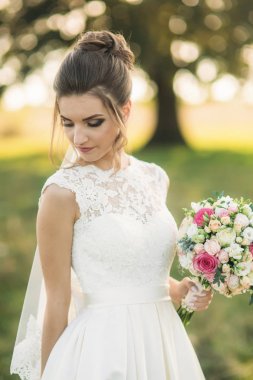 Güzel gelin buketi konumu alan büyük ağaç arka planda ortasında olan