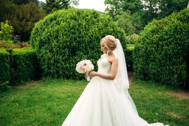 Gelin buketi ile parkta