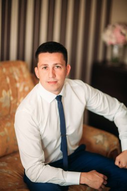 Damat evde giyindi. Sabah yakışıklı adamın