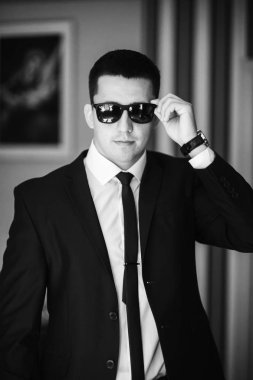 Damat evde giyindi. Sabah yakışıklı adamın