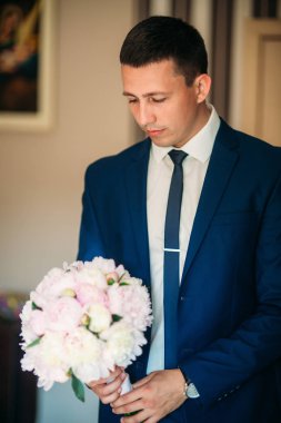 Damat evde giyindi. Sabah yakışıklı adamın