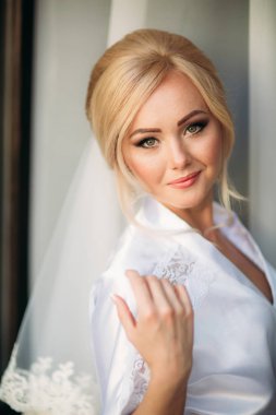 Büyüleyici gelinler sabah otel. Gelin gülümseyen giyinmiş