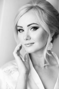 Büyüleyici gelinler sabah otel. Gelin gülümseyen giyinmiş