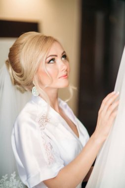 Büyüleyici gelinler sabah otel. Gelin gülümseyen giyinmiş