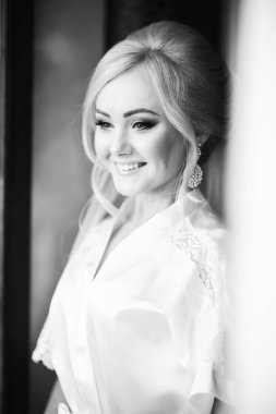 Büyüleyici gelinler sabah otel. Gelin gülümseyen giyinmiş