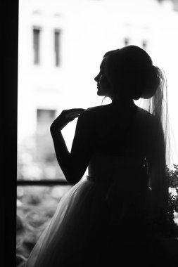 Orada düğün sabah sevimli gelin silüeti