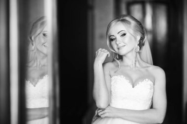 Güzel sarışın gelin fotoğrafçılara poz