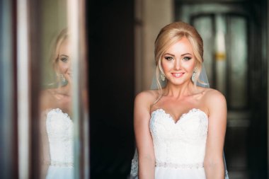 Güzel sarışın gelin fotoğrafçılara poz