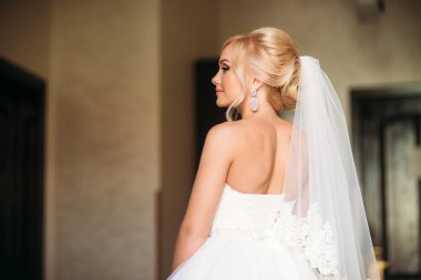 Güzel sarışın gelin fotoğrafçılara poz