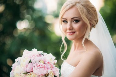 Bir gelinlik gelin portresi. Otelin yeri gelin Giydir