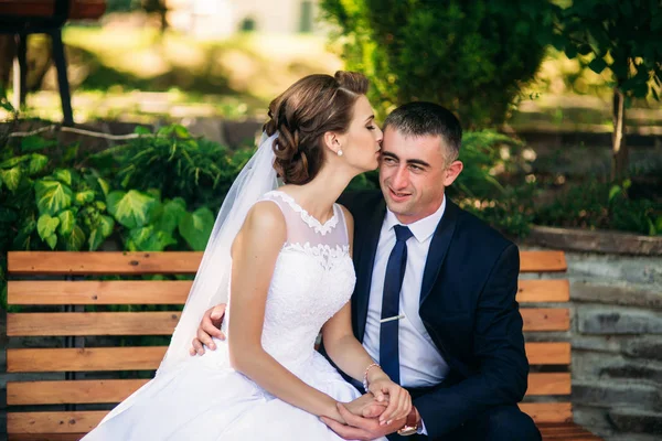 Schönes Paar, das am Hochzeitstag im Park spazieren geht. sonniges Wetter — Stockfoto