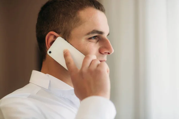 Beau marié utiliser le téléphone le jour du mariage — Photo