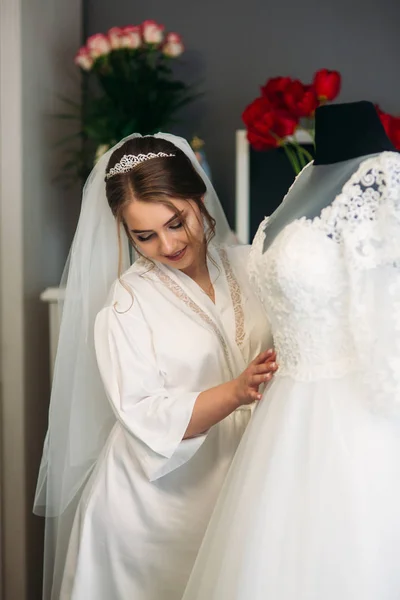 Niedliche Braut zu Hause im Brautkleid — Stockfoto