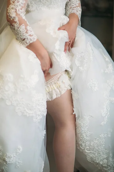 Söt brud klädd hemma i en bröllopsklänning — Stockfoto