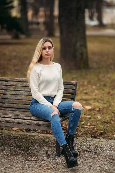 Chica rubia en el parque en tiempo nublado —  Fotos de Stock