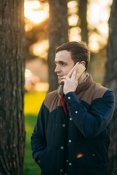 Un jeune homme parle sur son téléphone portable. Entreprises — Photo