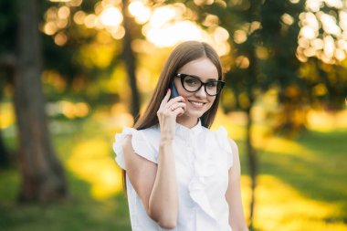 İş kadını parkta telefon kullanma