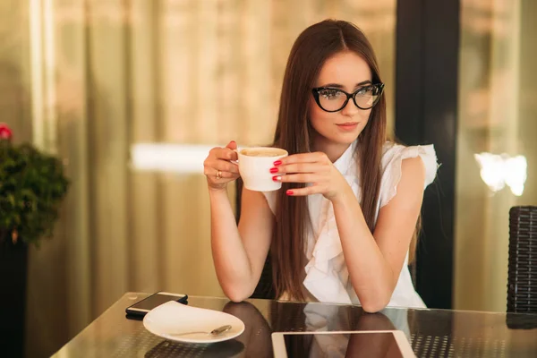 Business lady uses a tablet to work Royalty Free Stock Photos