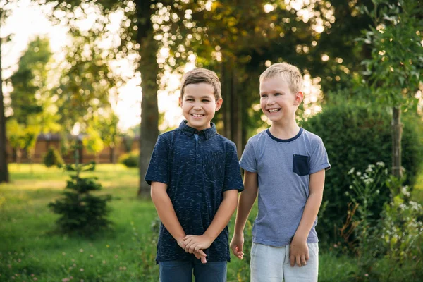 Due bambini alla moda in posa per il fotografo — Foto Stock