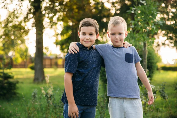Due bambini alla moda in posa per il fotografo — Foto Stock