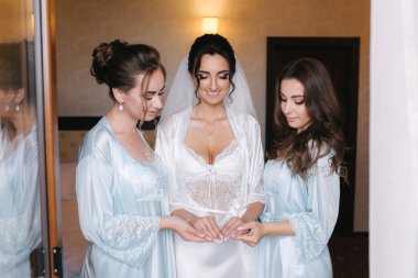Çekici gelinin portresi ve mavi gecelikli güzel nedimeler.