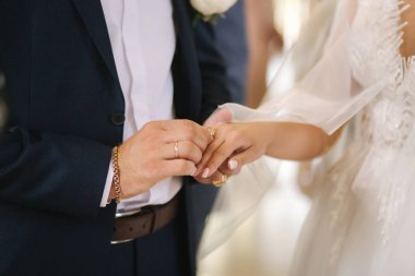 Kilisedeki damat ve gelinin ellerini kapat. düğün