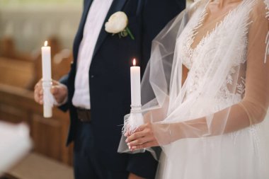 Kilisedeki damat ve gelinin ellerini kapat. düğün