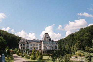 Dağlar ve ormanlarla çevrili güzel saray