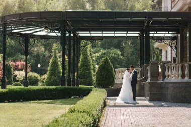 Mutlu, evli bir çift düğün günü dışarı çıkıyor.