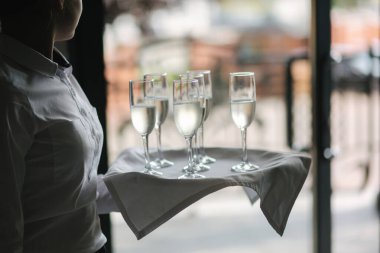 Düğün töreninde dekor unsurları. Şampanya bardaklarıyla servis tepsisi.