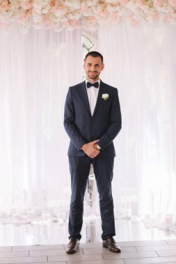 Handseome damat düğün töreninde gelini bekliyor.