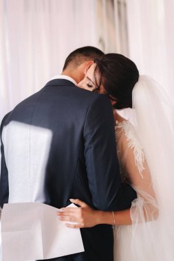 Damat ve gelin evlilik yeminlerini okudu. Birbirinizi sevin