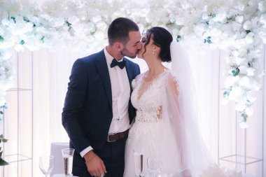 Restoranda yeni evliler. Damat ve gelin bir düğün kutlamaya geldi.