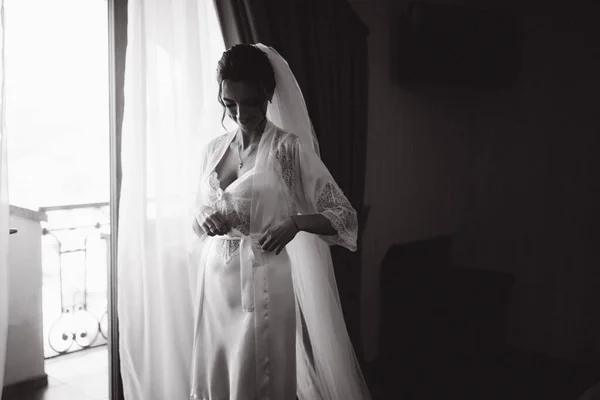 Dobré ráno krásné nevěsty. Žena v bílém negližé v hotelu — Stock fotografie