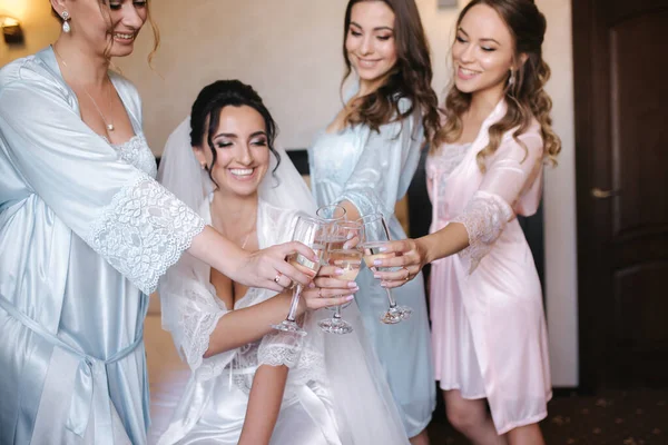 Gorgeous bride with best bridesmaids drinking champagne in hotel. Morning of bride. Sexy bridesmaids in exciting negligee — 图库照片