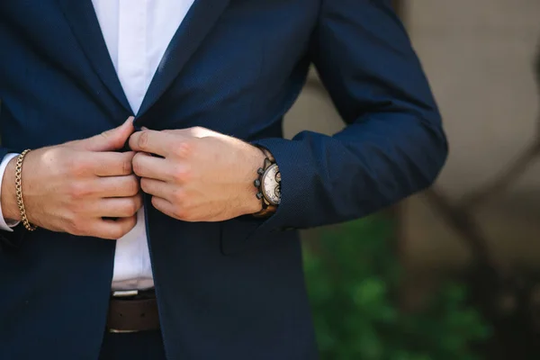 Primer plano del novio guapo en elegante traje azul oscuro con pajarita —  Fotos de Stock