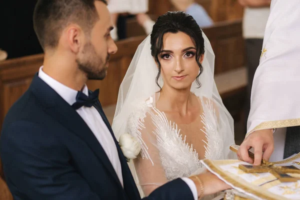 Noiva e noivo em seu casamento na igreja — Fotografia de Stock