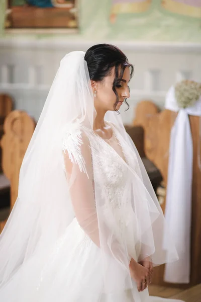 婚礼当天在教堂里迷人的新娘 — 图库照片