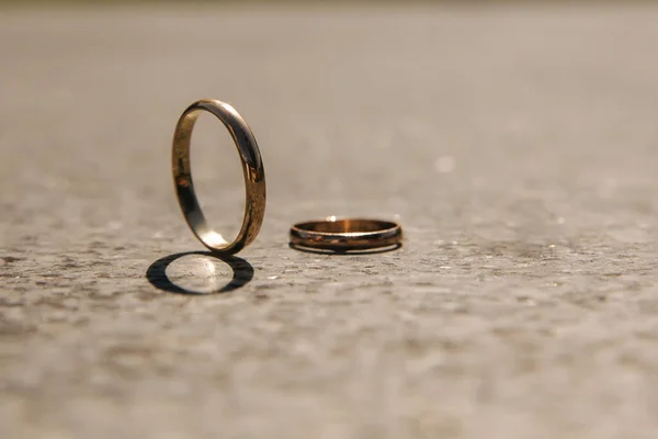 Cerca de anillos de boda girar arround en la mesa de piedra —  Fotos de Stock