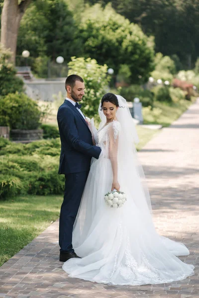 Bella sposa con il suo bel sposo a piedi fuori il giorno del matrimonio theri. Sposi novelli felici — Foto Stock