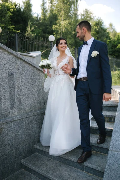 Felice coppia appena sposata camminando fuori nel giorno del matrimonio — Foto Stock