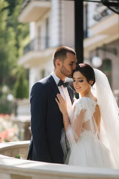 La coppia nuziale di sposo e sposa sta su balcone. Bella coppia — Foto Stock