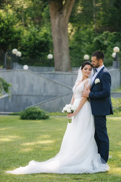 Bella sposa con il suo bel sposo a piedi fuori il giorno del matrimonio theri. Sposi novelli felici — Foto Stock