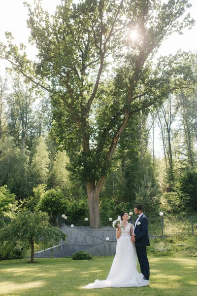 Glückliches Paar geht am Hochzeitstag draußen spazieren — Stockfoto