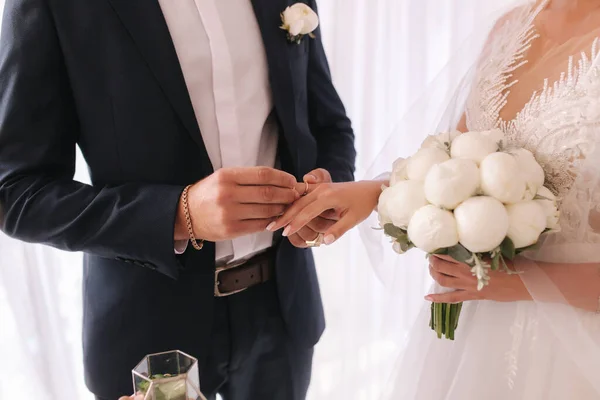 Seleção média de recém-casados colocando os anéis um para o outro — Fotografia de Stock