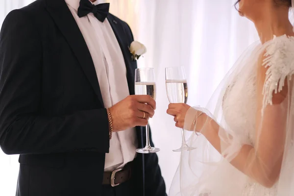 Sélection moyenne de jeunes mariés tiennent une coupe de champagne — Photo