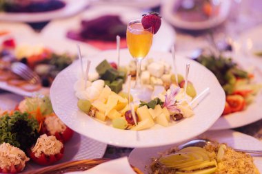 Karışık yiyeceklerle masa. Restoranda ziyafet, masa ayarı. Misafirler için farklı yemekler. Taze gıda