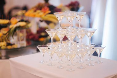 Lokantadaki masada cam martini piramidi. Meyveli masanın arka planı