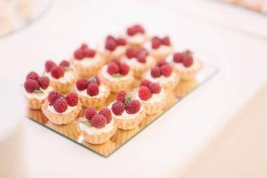 Masada tatlı tatlılar var. Şekerlemelerde farklı tatlılar