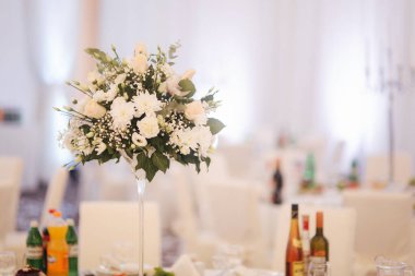 Restorandaki düğün masasında çiçekler.